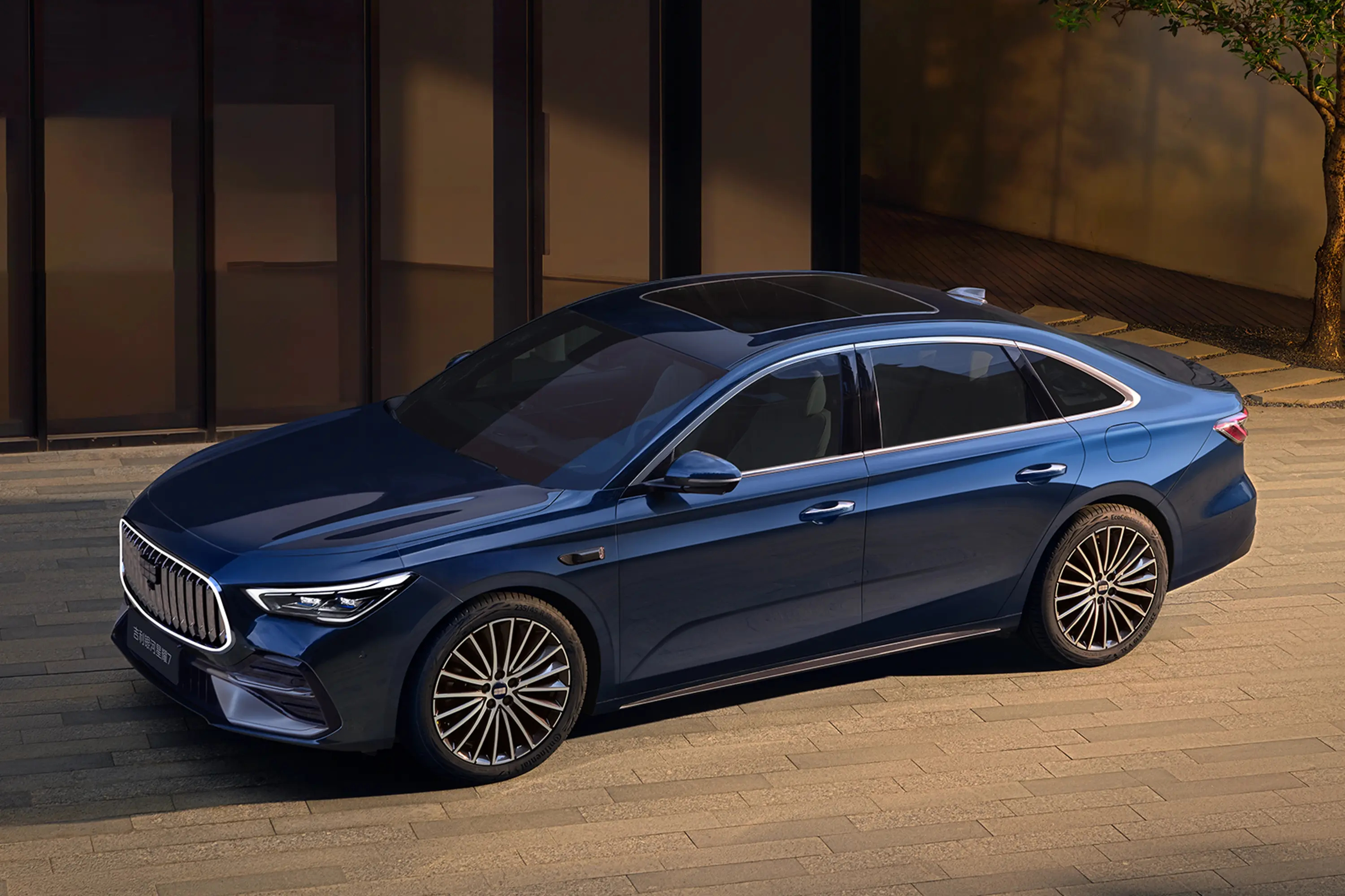 吉利银河星耀7这波，真的给中国轿车长脸了全球首款在银石F1创始赛道完成动态首测的