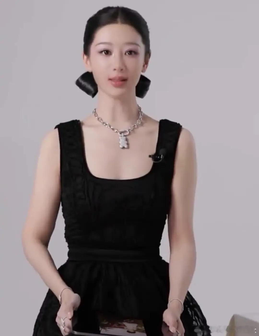 杨紫这妆发完全大变样啊，在微博看到个采访视频，差点没认出来，有点韩系的感觉 