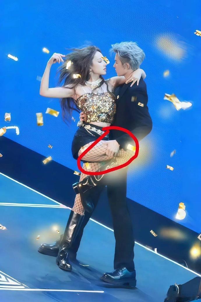 一张很有性张力的照片，但我的注意点是朱正廷掐到程潇大腿肉了[笑着哭]​​​