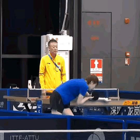 王曼昱这发球，直接往对手脸上招呼，全场都看笑了。
 
对手根本来不及反应，眼睁睁