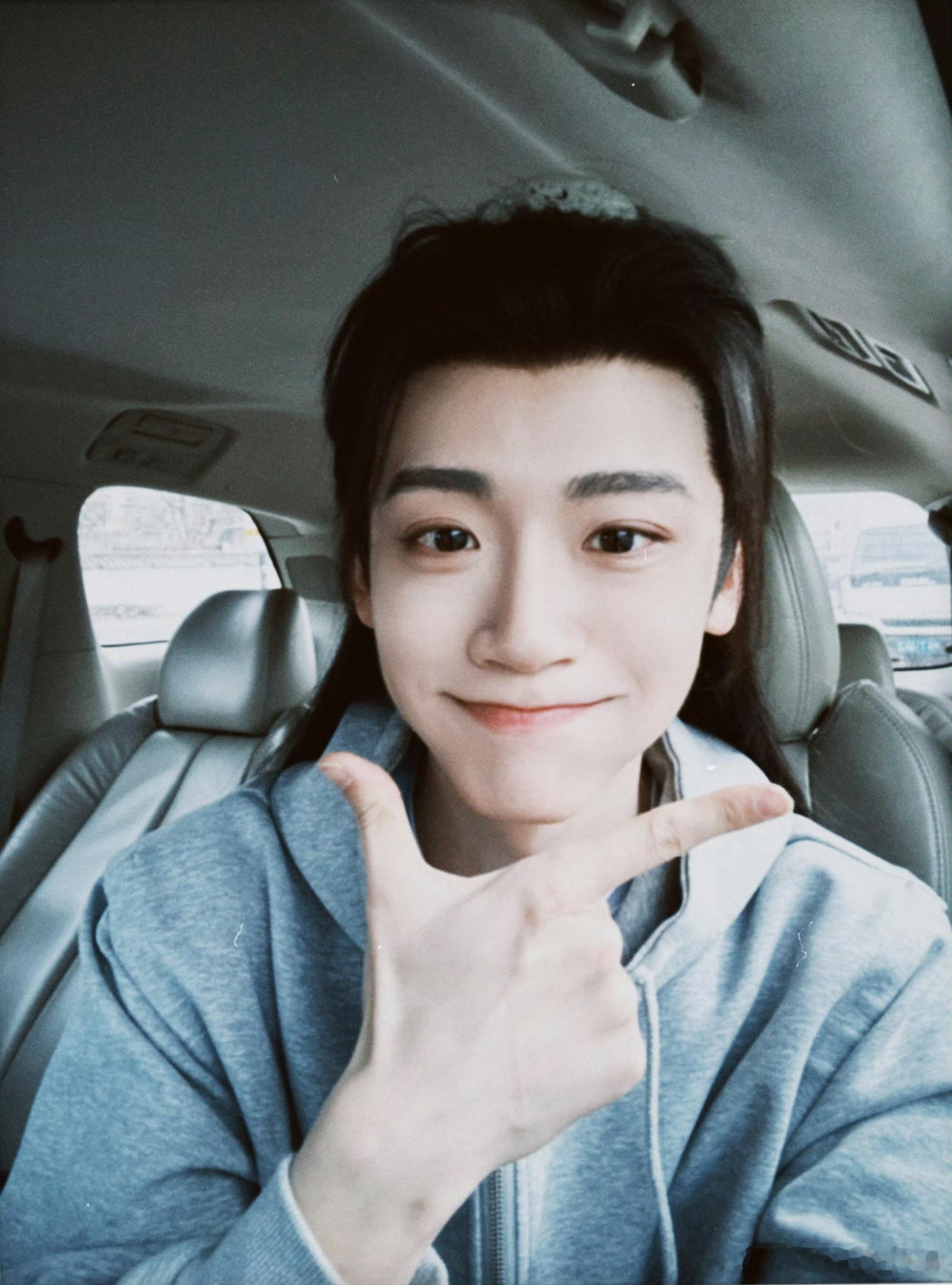 逐玉 李卿《逐玉》热播，李卿饰演的公孙鄞凭温润气质与破碎感圈粉无数。他将谋士的儒