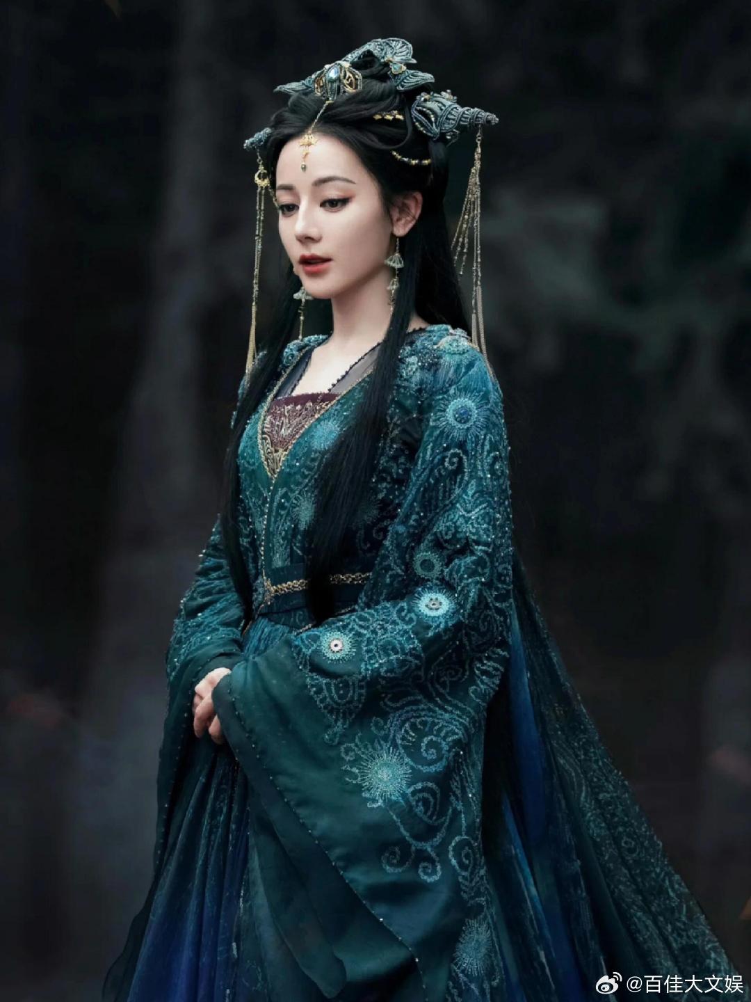 迪丽热巴十步之内必有小狗 感觉《白日提灯》开播就在眼前了！坐等迪丽热巴的贺思慕登