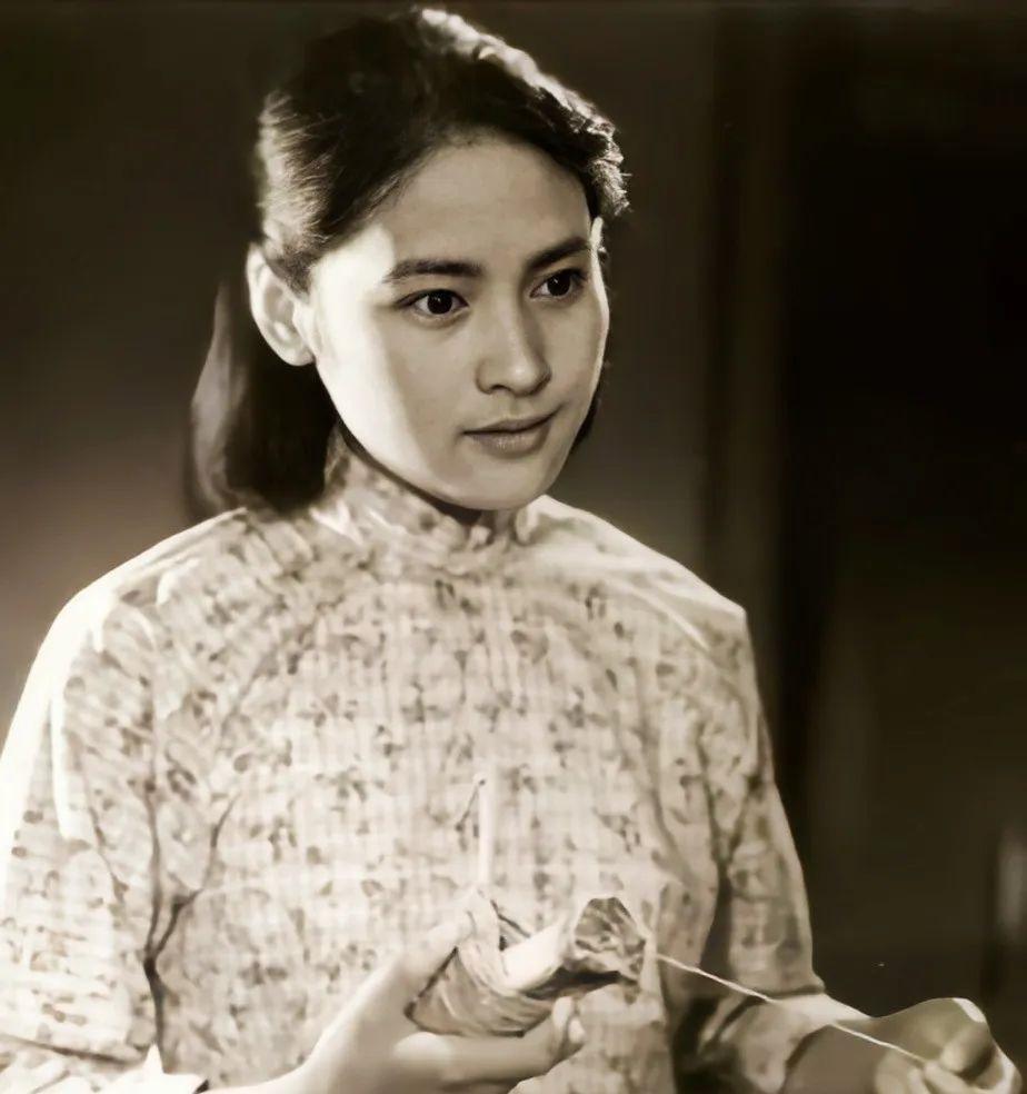 宋晓英，1954年12月27日出生于吉林省白城市，毕业于北京电影学院，中国内地著