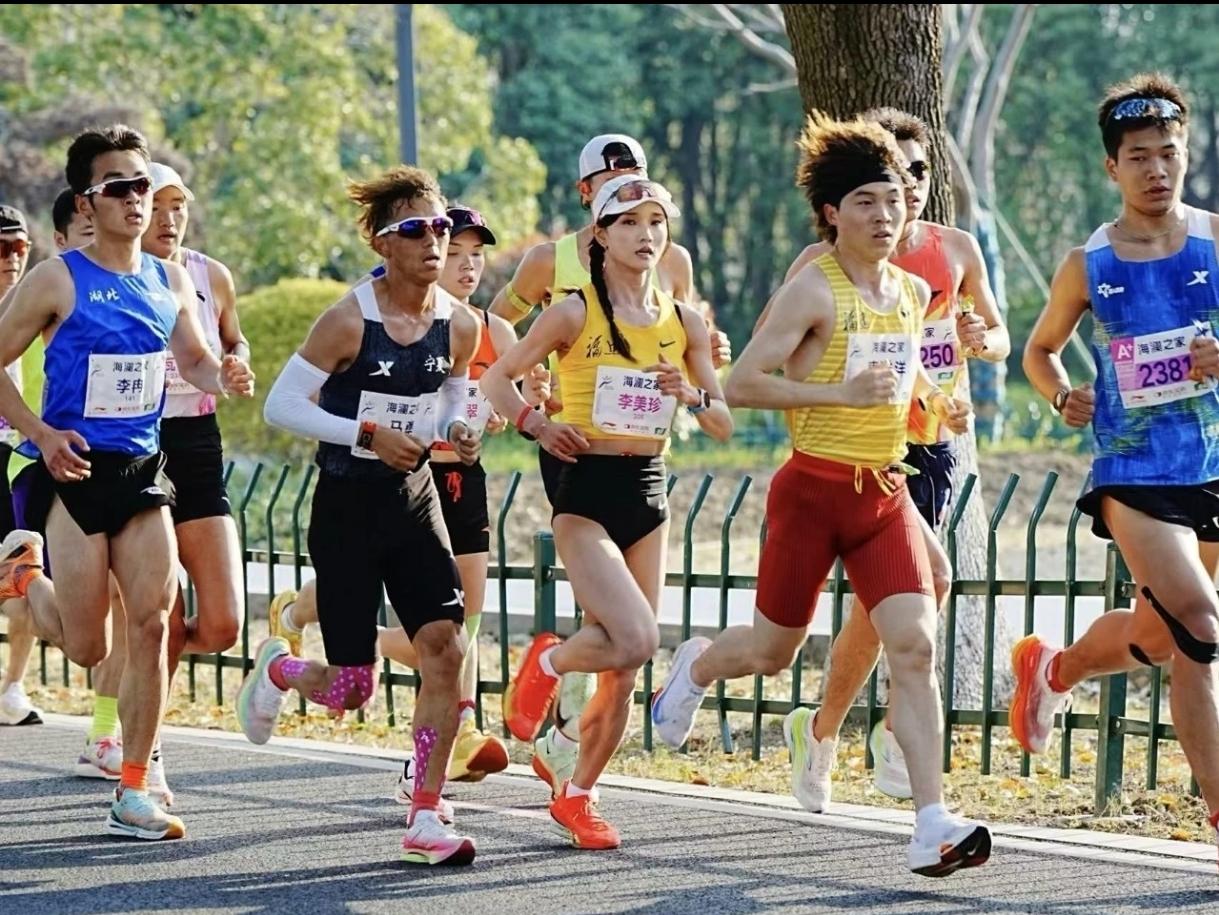 马拉松“男带女”规则全面收紧！
近期多场赛事严查男性跑者为女子精英领跑、破风，一