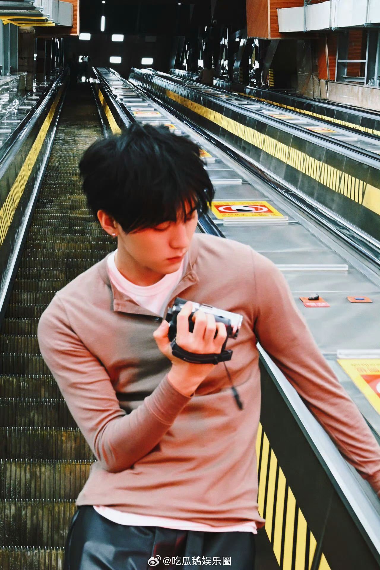 周翊然1天5组物料周翊然58张新图一天五组物料惊喜爆棚，58张新图里周翊然可成熟