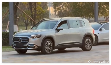 奔驰这造型越来越随意了~ 