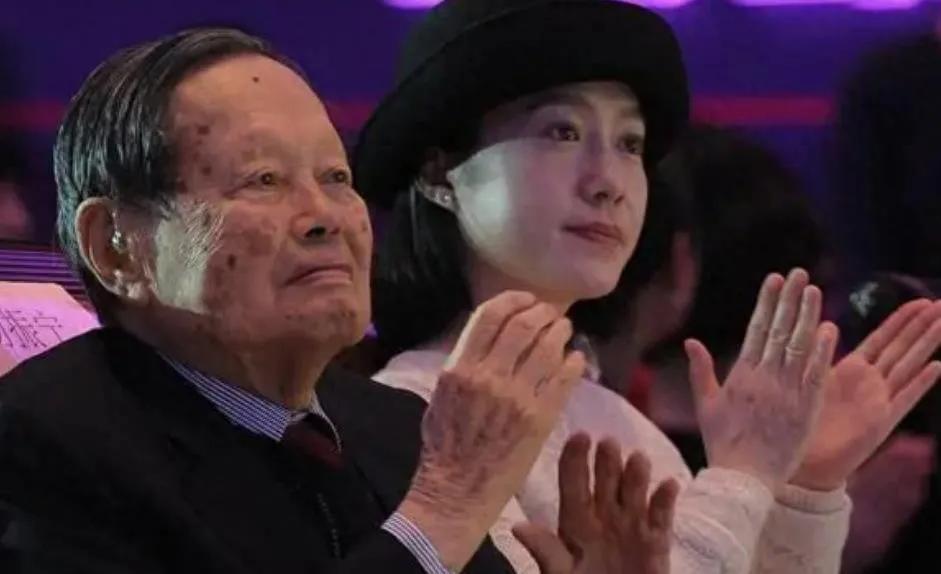 大家都只是知道翁帆是杨振宁的妻子，却不知道翁帆自己的成就有多大，她同样是无人能比