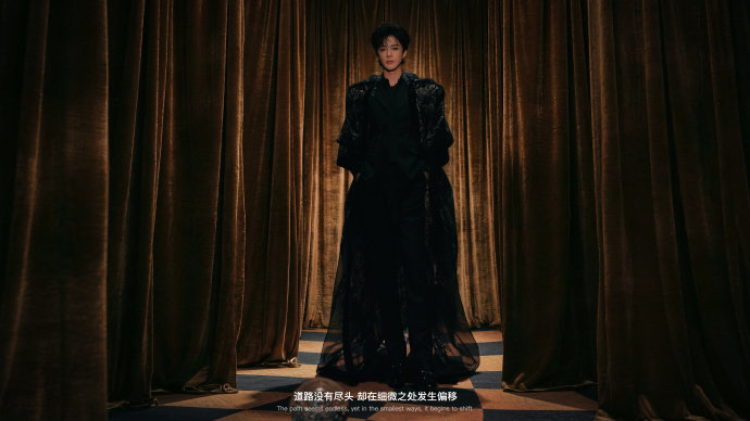 刘宇宁借光的人也会成为光 唱到“向着阳光”时，舞台灯光像懂事儿似的，轻轻漫在他身