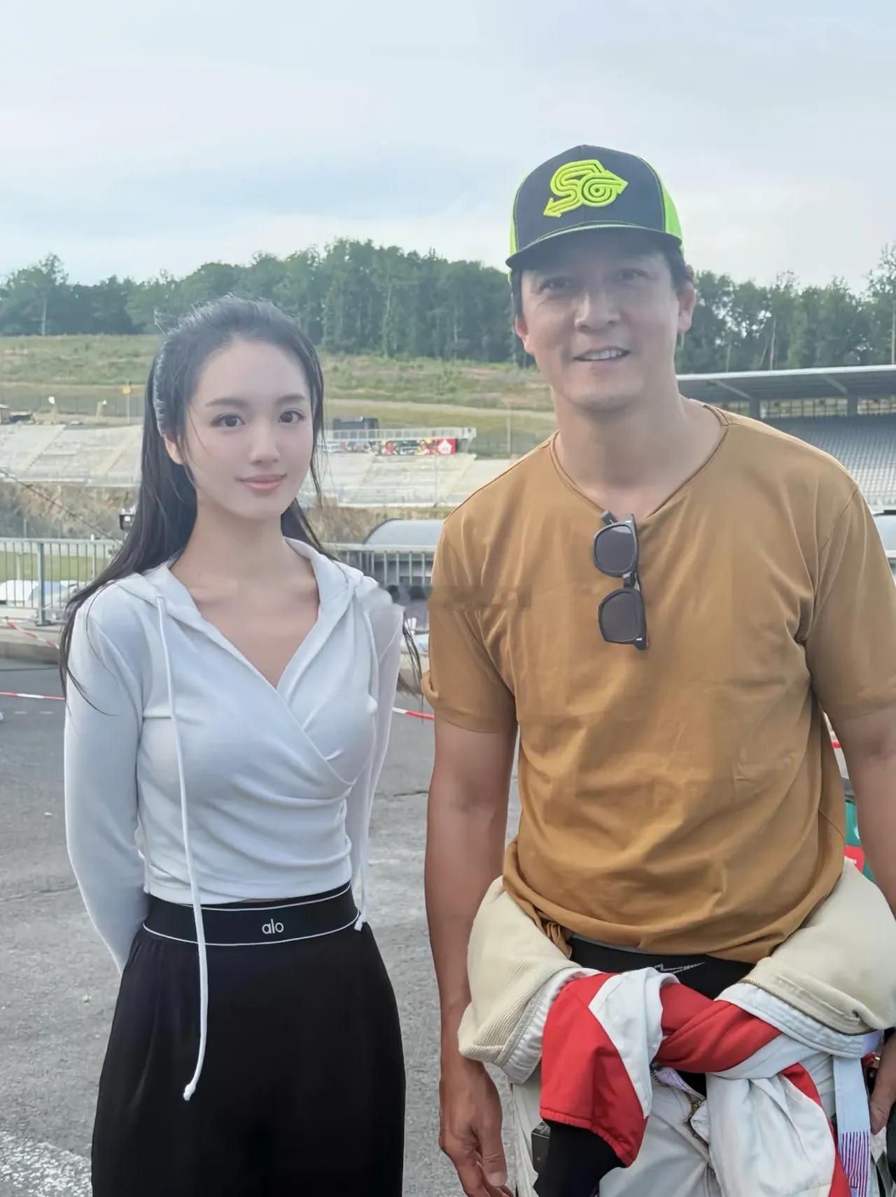 51岁吴彦祖在比利时赛车，穿着车手服，身材高大，颜值回春了一些，但还是看起来很沧