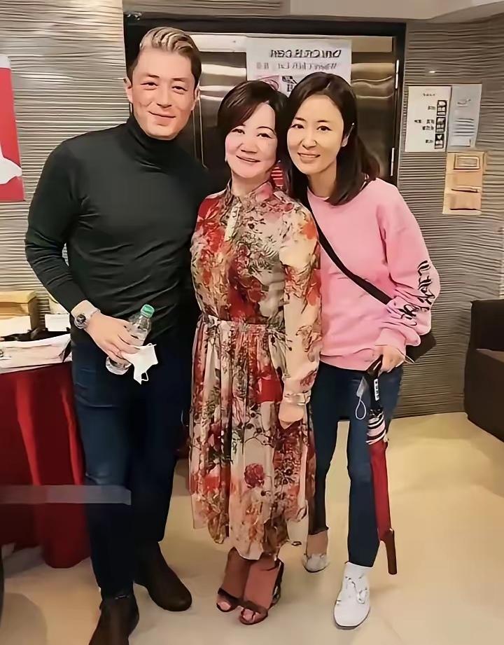 近日，林心如分享了一组生活照，照片里她笑容灿烂，可大家的目光却齐刷刷被她老妈吸引