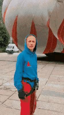 坏消息：小姐姐被热气球带走了。
好消息：现在还没有找到。