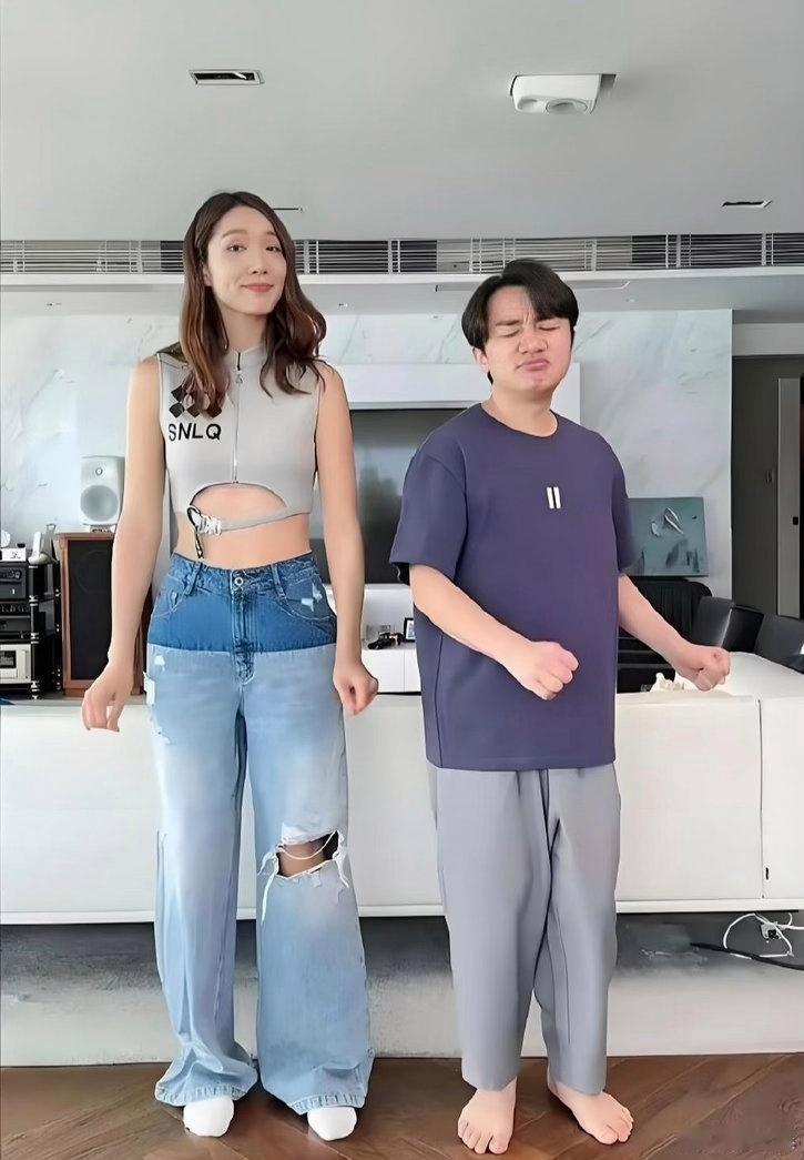 李亚男穿上王祖蓝的裤子直接成七分裤，王祖蓝穿妻子的裤子又拖到地面，夫妻俩体型反差