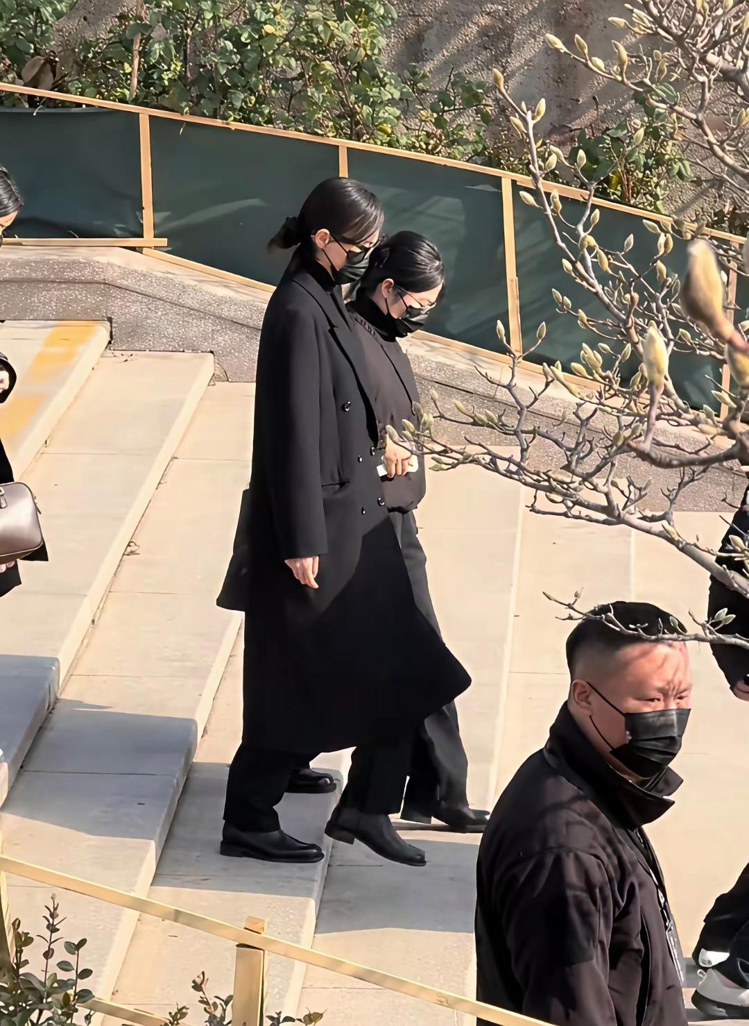 唐嫣这个人根本经不起研究因为仔细一查，你就发现她这个人才是顶级明星的样子。最近罗