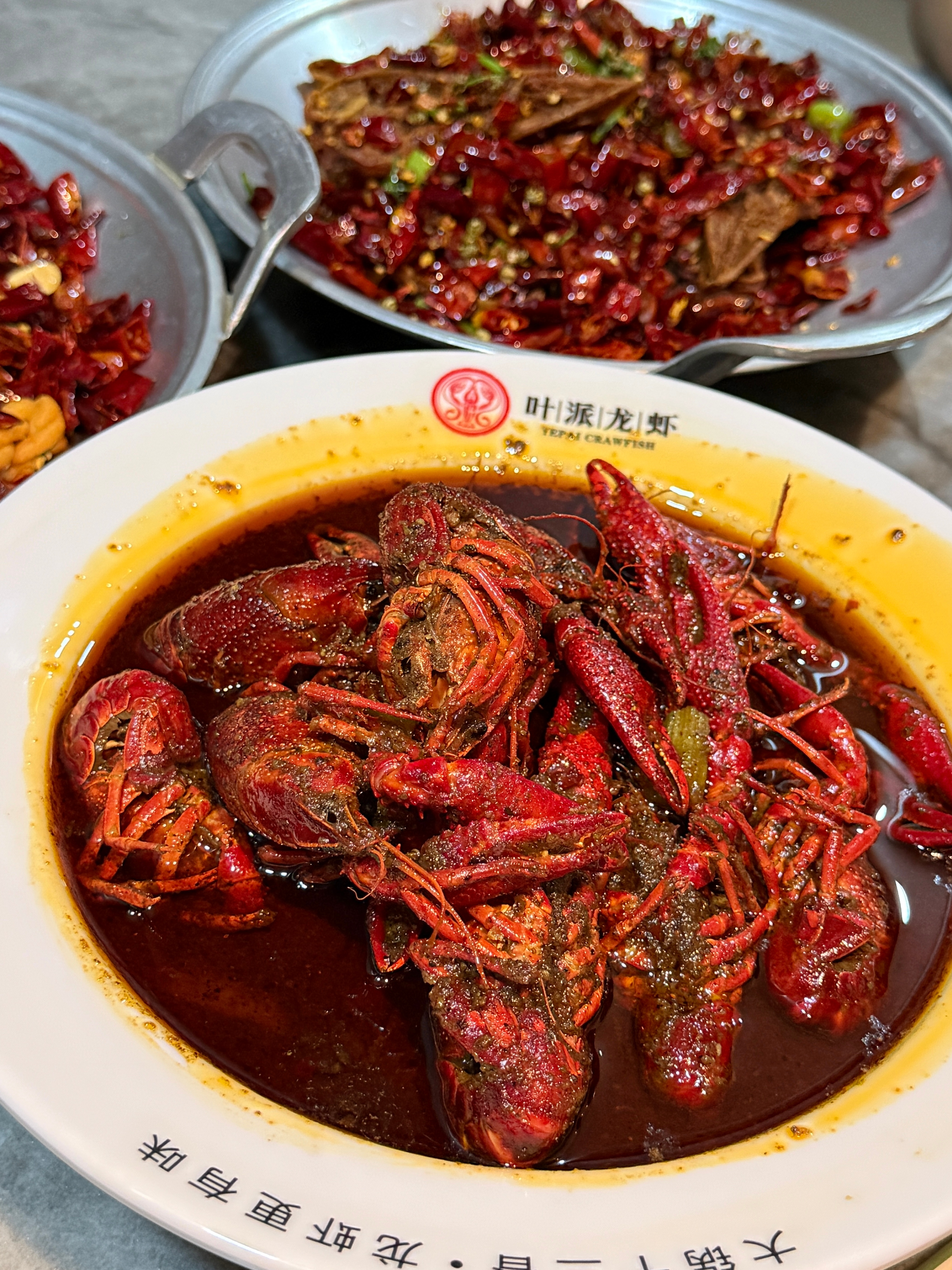 叶派龙虾再次打卡（时隔四年记录这次点的和上次不一样：香辣干煸鱿鱼爪 给一个夯 ?