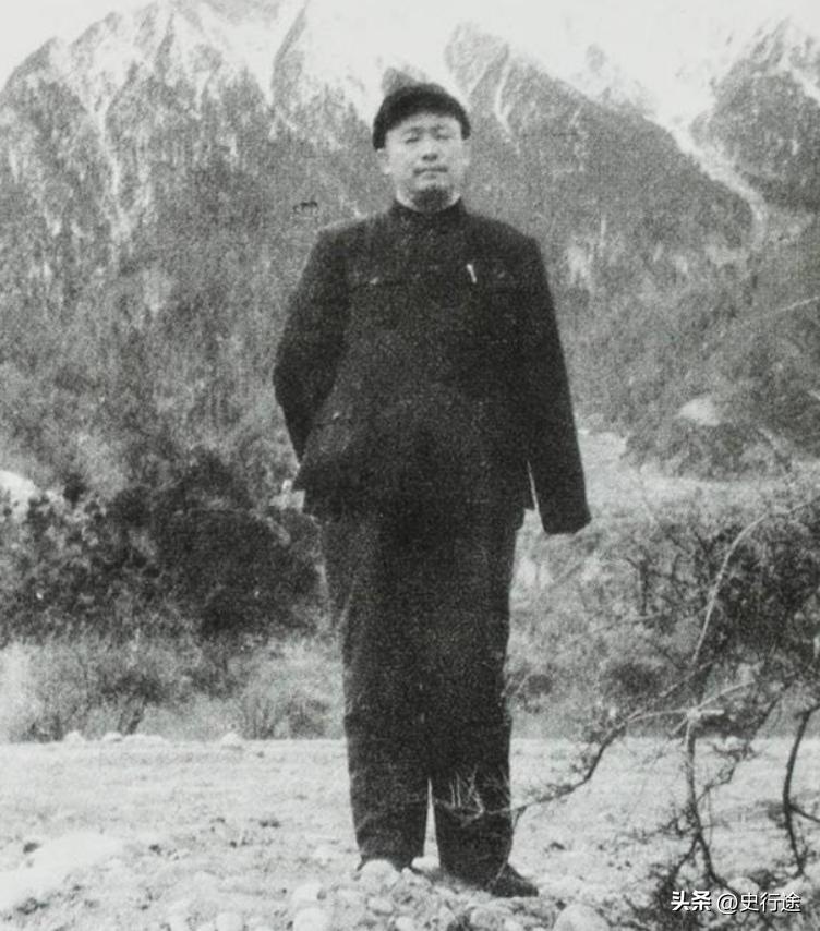 粉碎“四人帮”的消息公布后，大家都纷纷鼓掌，拍手称快！
但是，有一位副总理却没有