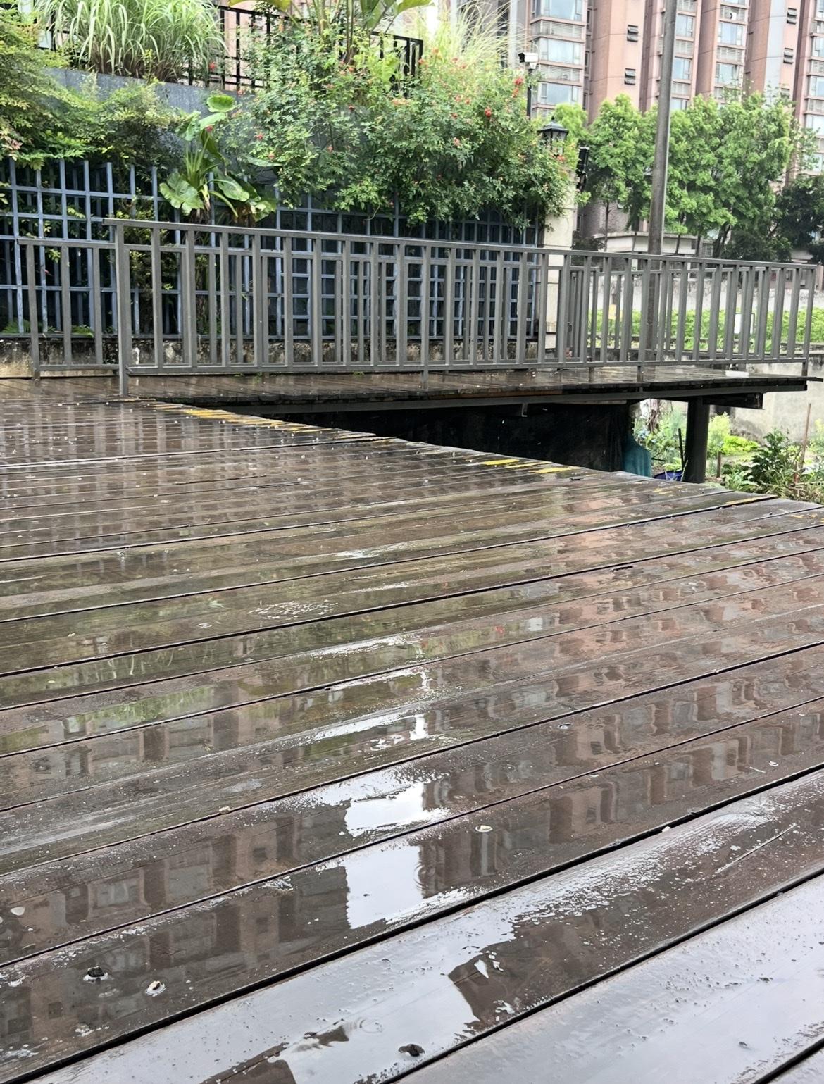 成都打雷了！

昨天，4月9日，成都气温飙升到29摄氏度，今天早起有点闷，公园锻