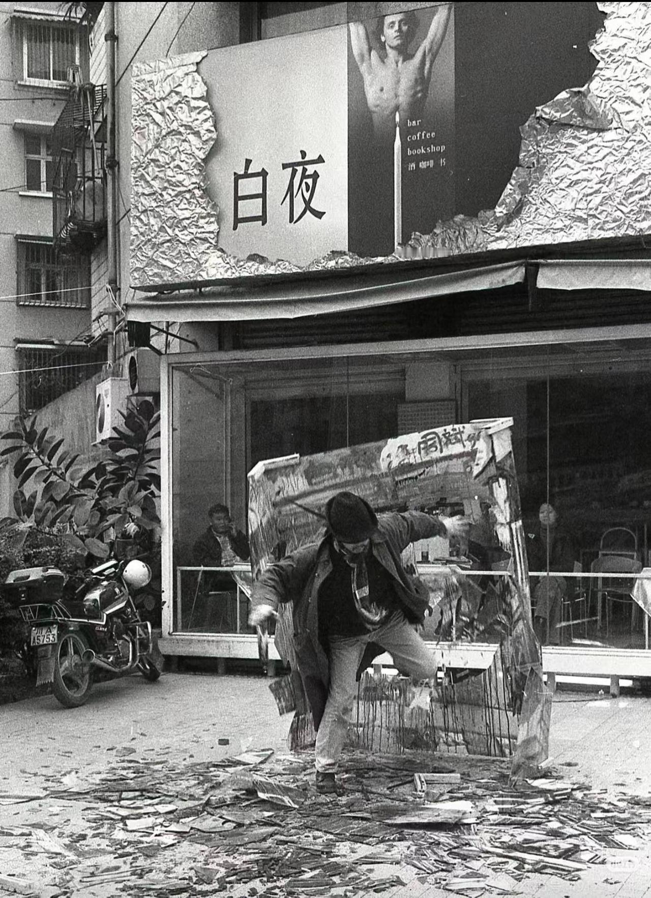 1999—2026白夜一路走来，
白夜28岁生日之际，翟永明个人绘画展「仿生花园