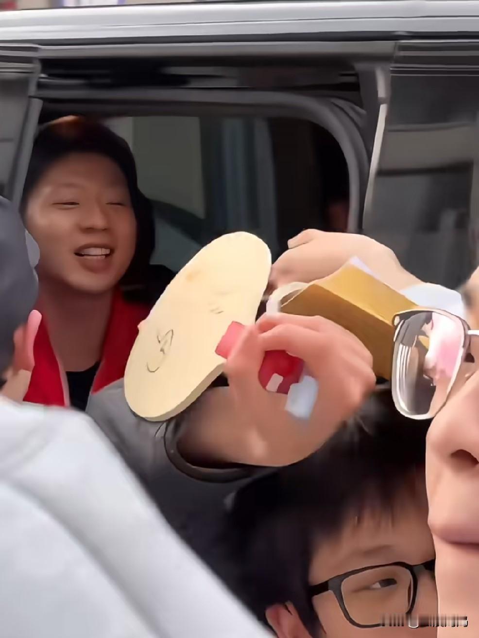 要论机灵还得是马龙啊，
伦敦世乒赛期间马龙从训练场回来，
周围围观的人一看是马龙