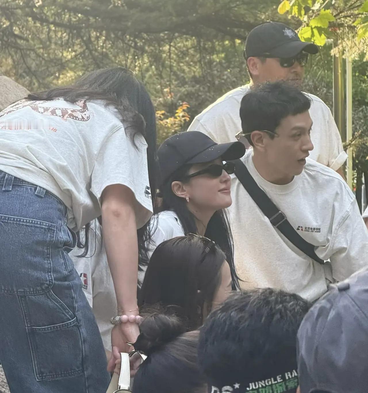 儿童节刘亦菲回母校北京电影学院团建，看望老师她身着白色衣服，戴着鸭舌帽，整个人看
