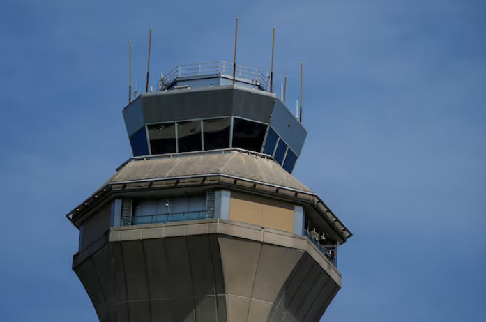 【#美国27日超3000架次航班延误#】由于联邦政府“停摆”导致美国空中交通管制