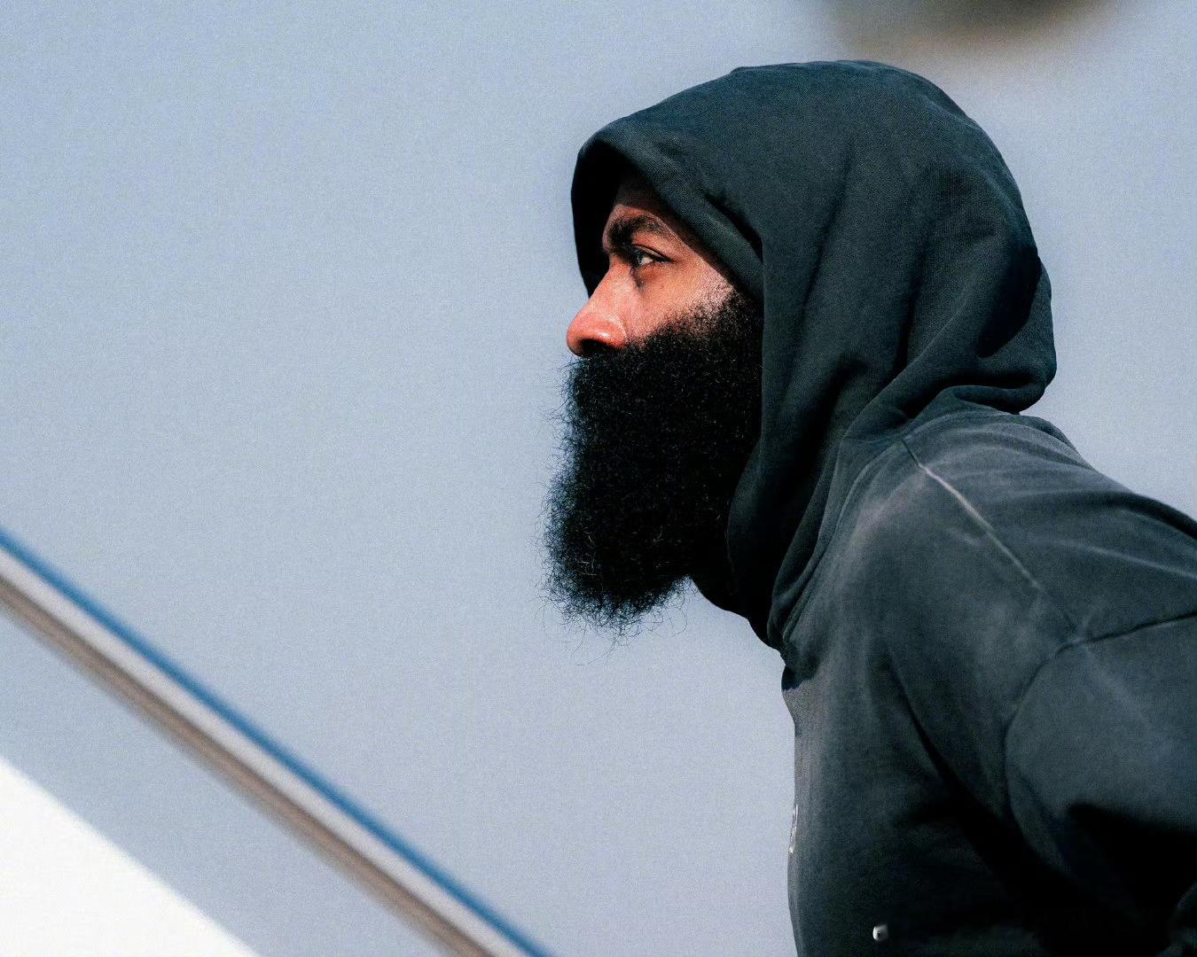 快船前往旧金山，备战明日与勇士的比赛。[照相机]别说哈登这张图拍的挺帅。[dog