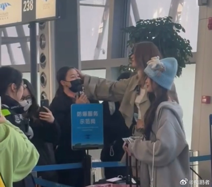 卡琳娜对粉丝摸头杀   太喜欢卡琳娜了，太喜欢她的这个性格了！也不知道在浪姐的舞