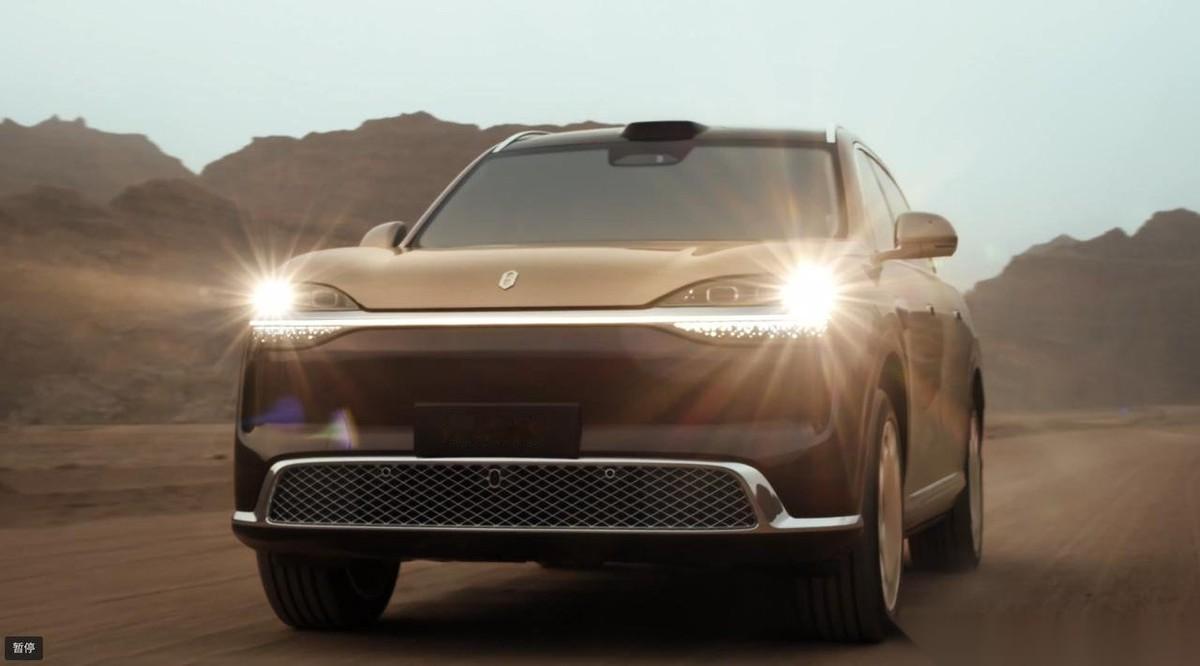 全新问界 M9 正式预热，外形上，最直观的感受就是——侧面轮廓没大动，但全车上下