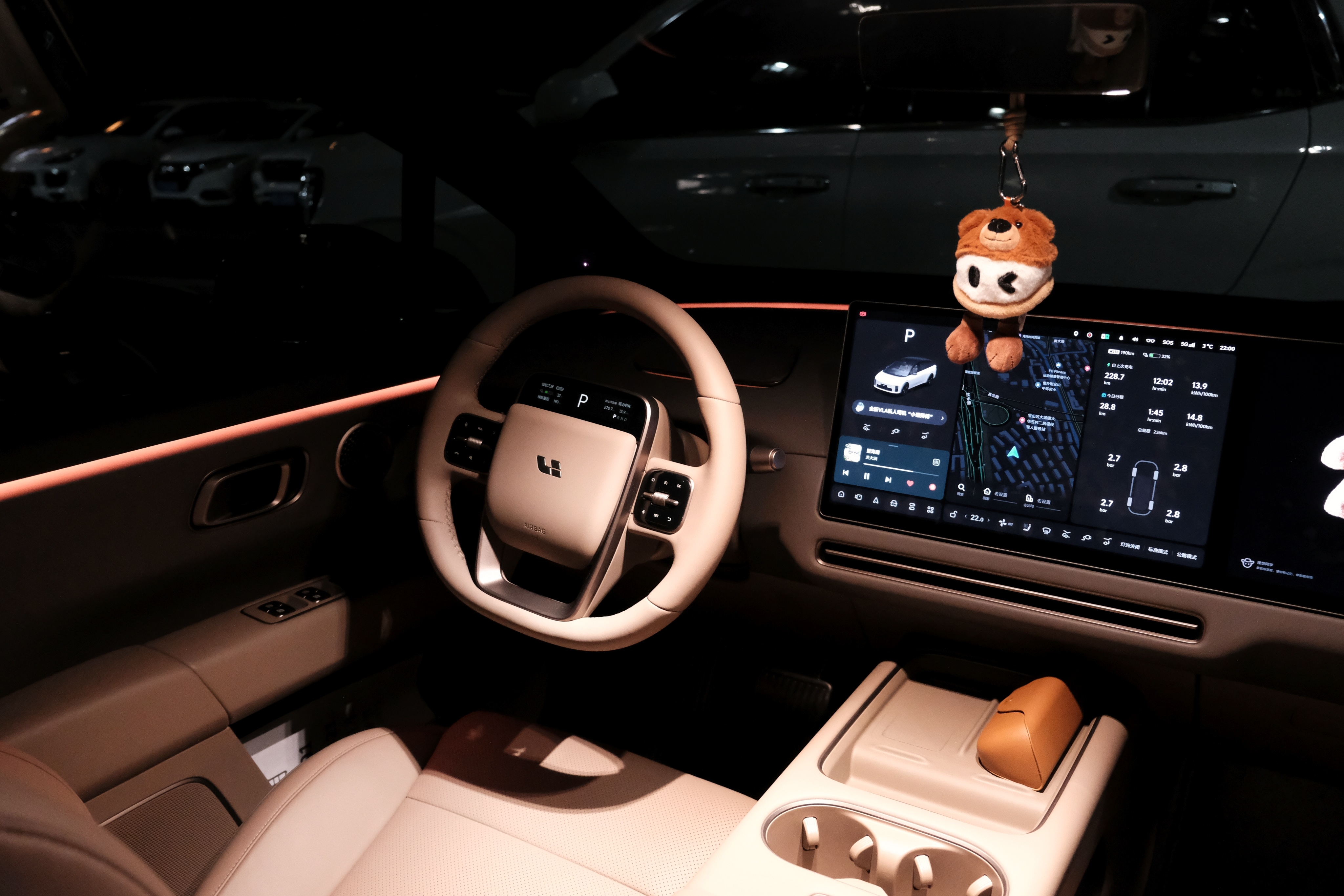 刚提车，得宠幸一下。发现理想i6棕色的版本，和理想眼镜，还有理想小棕熊挂件很配啊