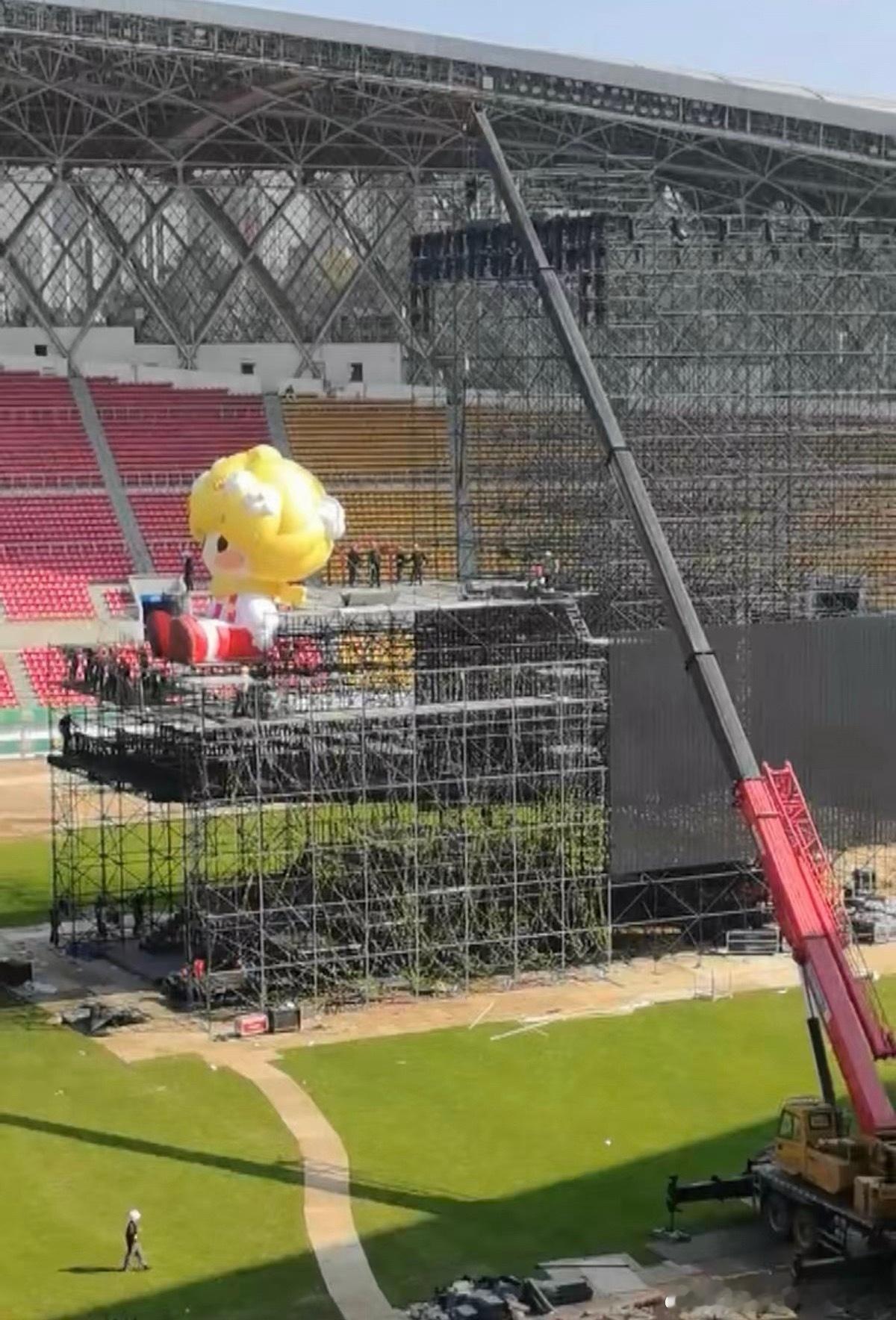 大米爆也是出息了 和老时一起开演唱会！！