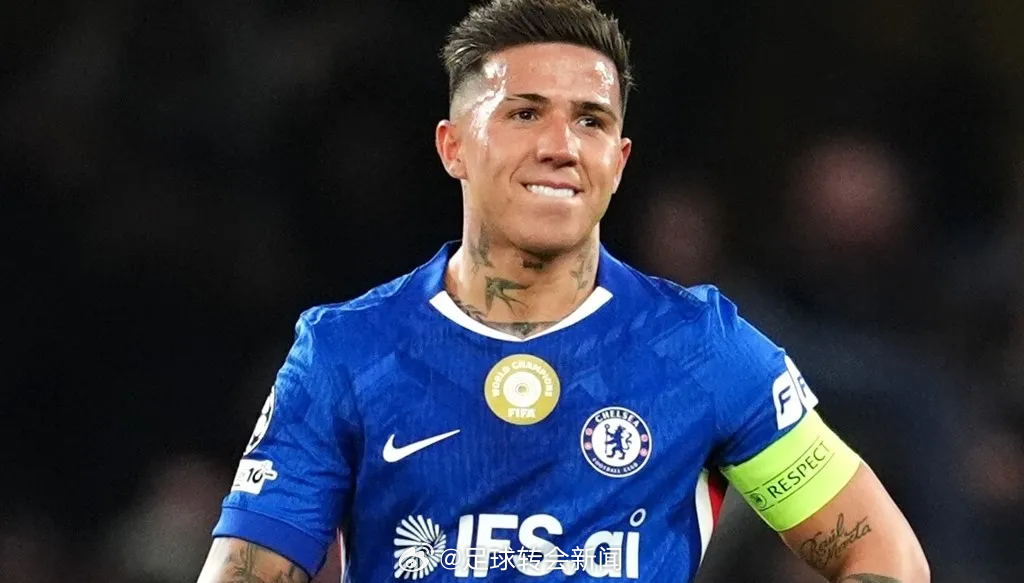 在欧冠被巴黎淘汰出局之后，切尔西中场恩佐对他在球队的未来提出了质疑。在赛后被ES