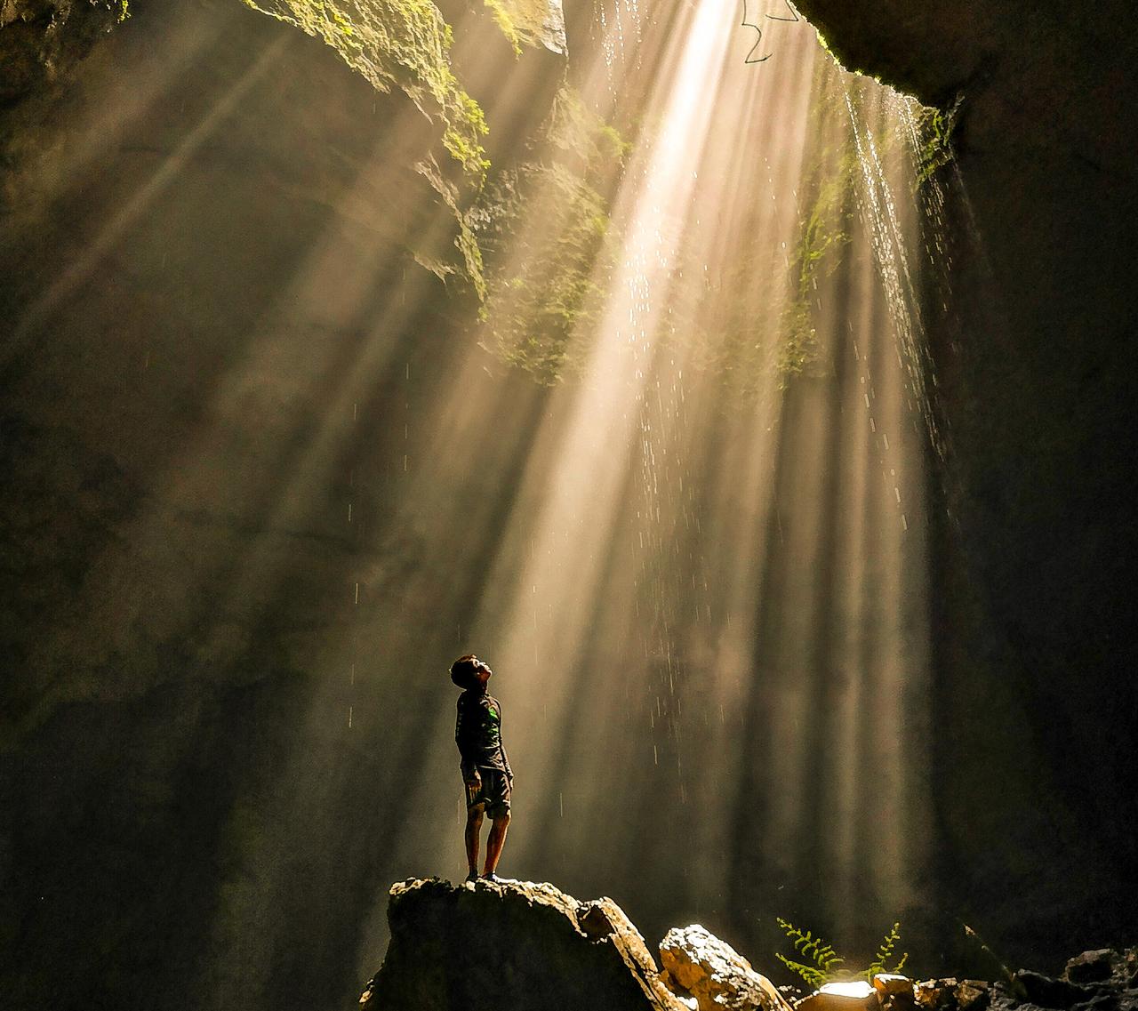 登高望远者，方能见天地之阔；行稳致远者，才能守初心之恒。这句话仿佛是一面镜子，映