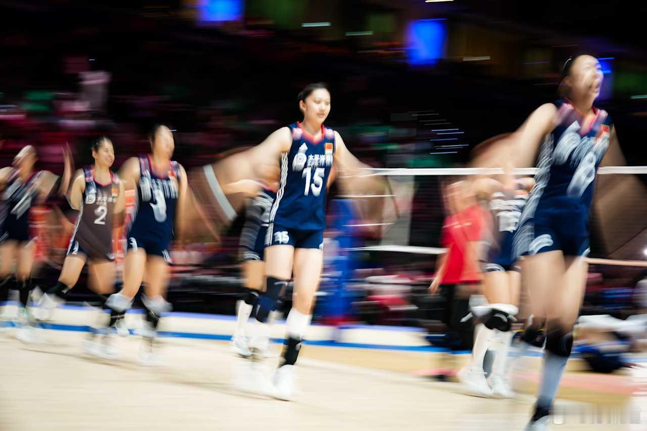 中国女排vs意大利女排2025世界女排联赛小董第一局打得可以 用我闺女的话说，现
