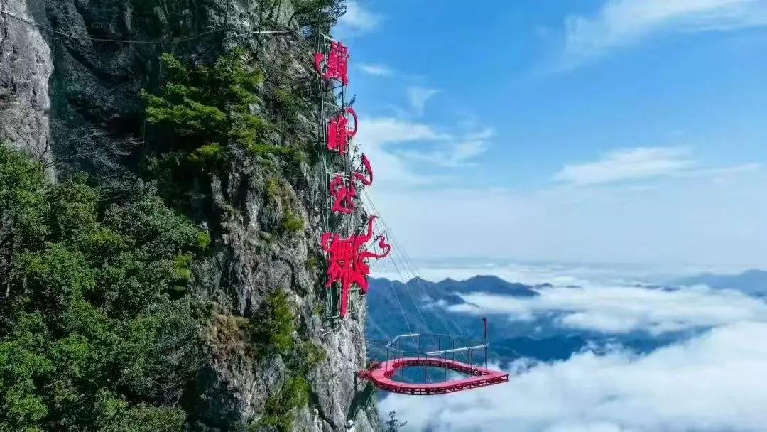 分享相册里随手一拍天空的云天空湛蓝，白云飘飘。