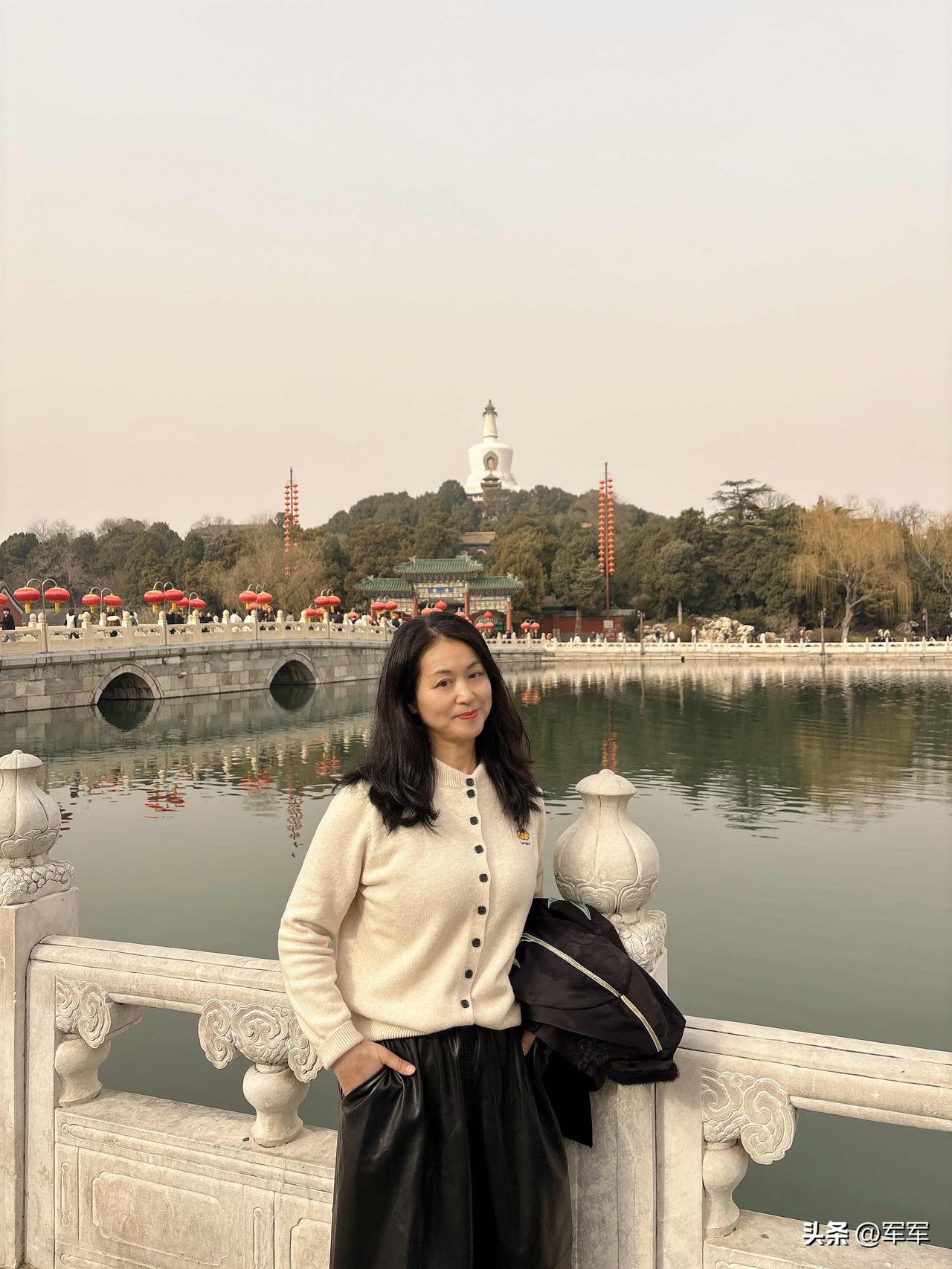 我54岁了，今天病房里的一个人跟我说，你这么大岁数了还这么好看，年轻的时候肯定更