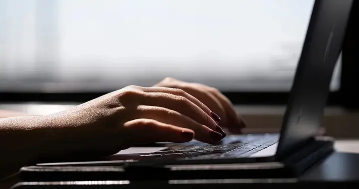 与起点官方吵架、在番茄同AI竞争，网文作者的新流量困局 | 电厂