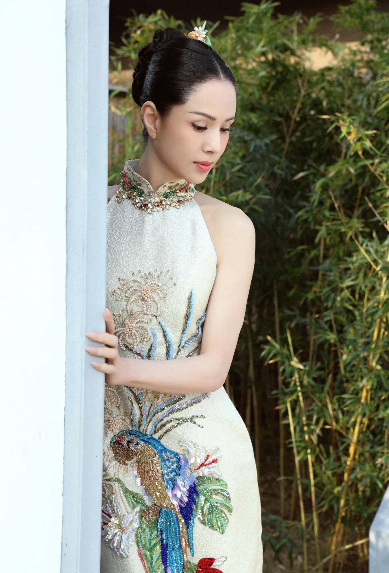李若彤亮相荆州，身穿旗袍尽显优雅好气质。李若彤五官深邃，很有古典韵味，这件香槟色
