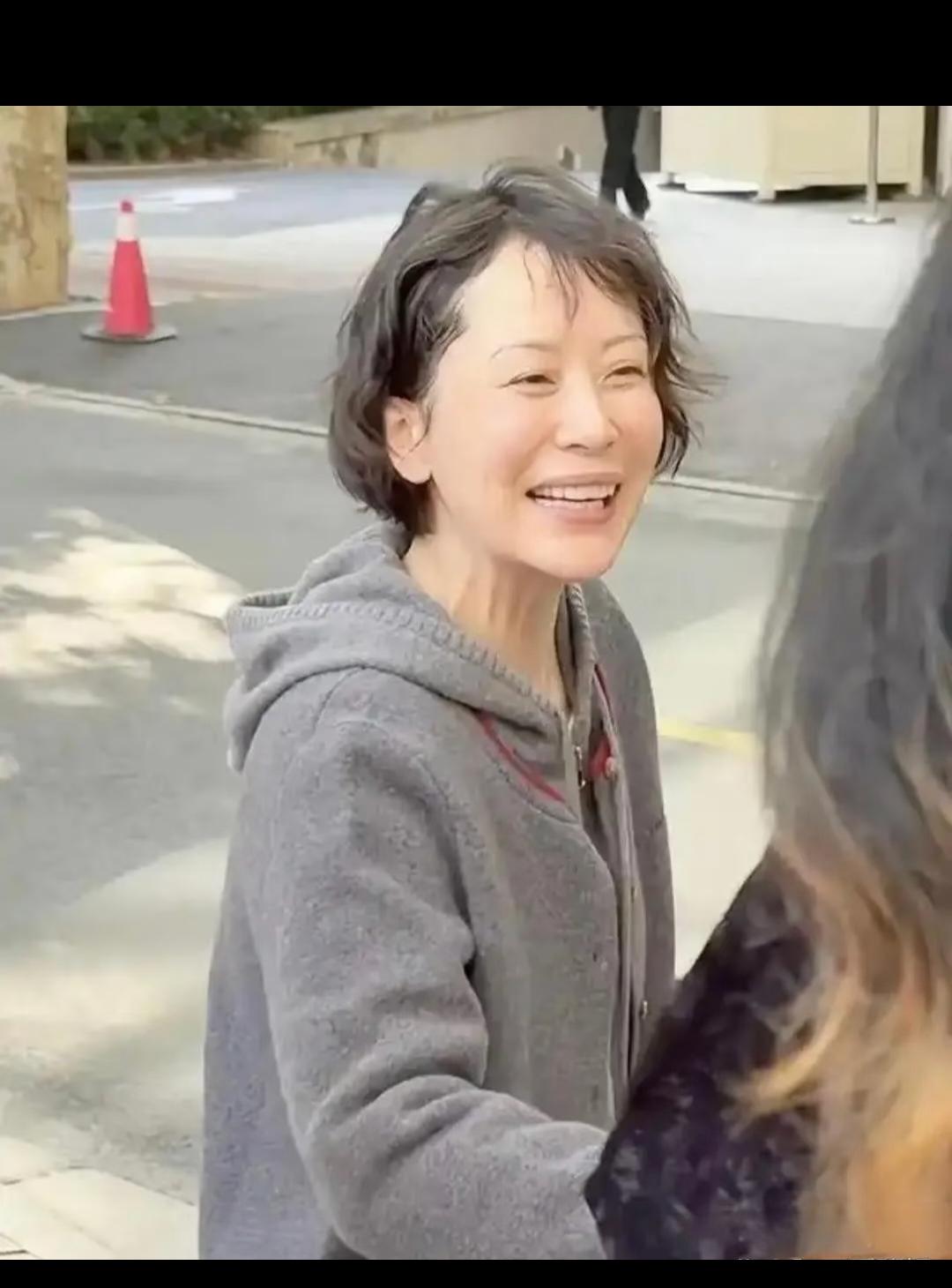 无意中刷到她的素颜照，真的吓一跳！！
记忆中她也不是这个样子吧，原来明星不化妆也