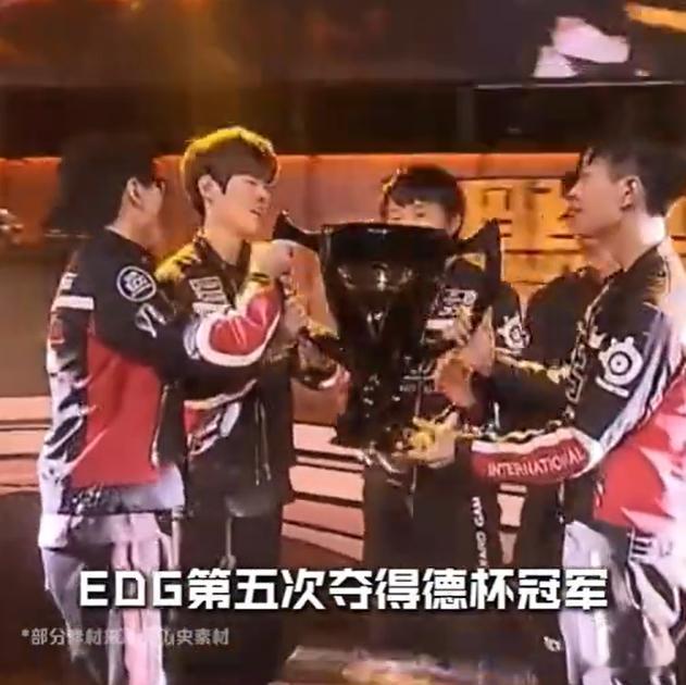记得LPL第一次到武汉，还是Deft带领EDG拿下德玛西亚杯冠军，结果刚拿完冠军