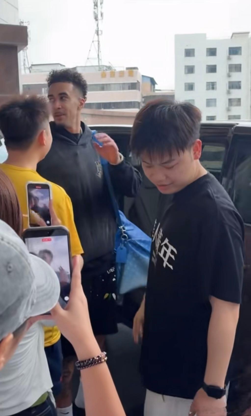 奎因和萨林杰正式启程回美国，大批球迷送别广东宏远的两位外援奎因与萨林杰启程返回美