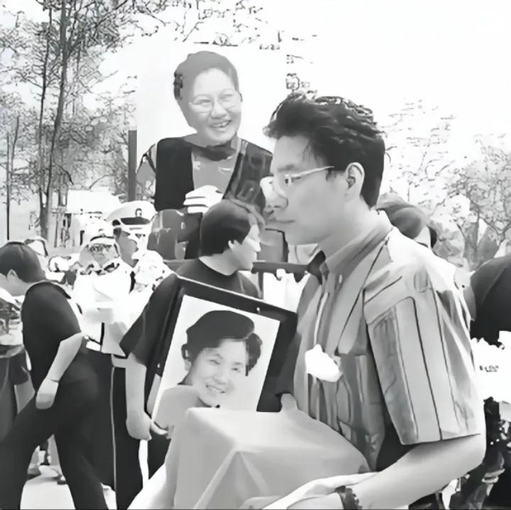 2000年7月27日上午，北京八宝山革命公墓第一告别室外，赵丽蓉的长子盛福春怀抱