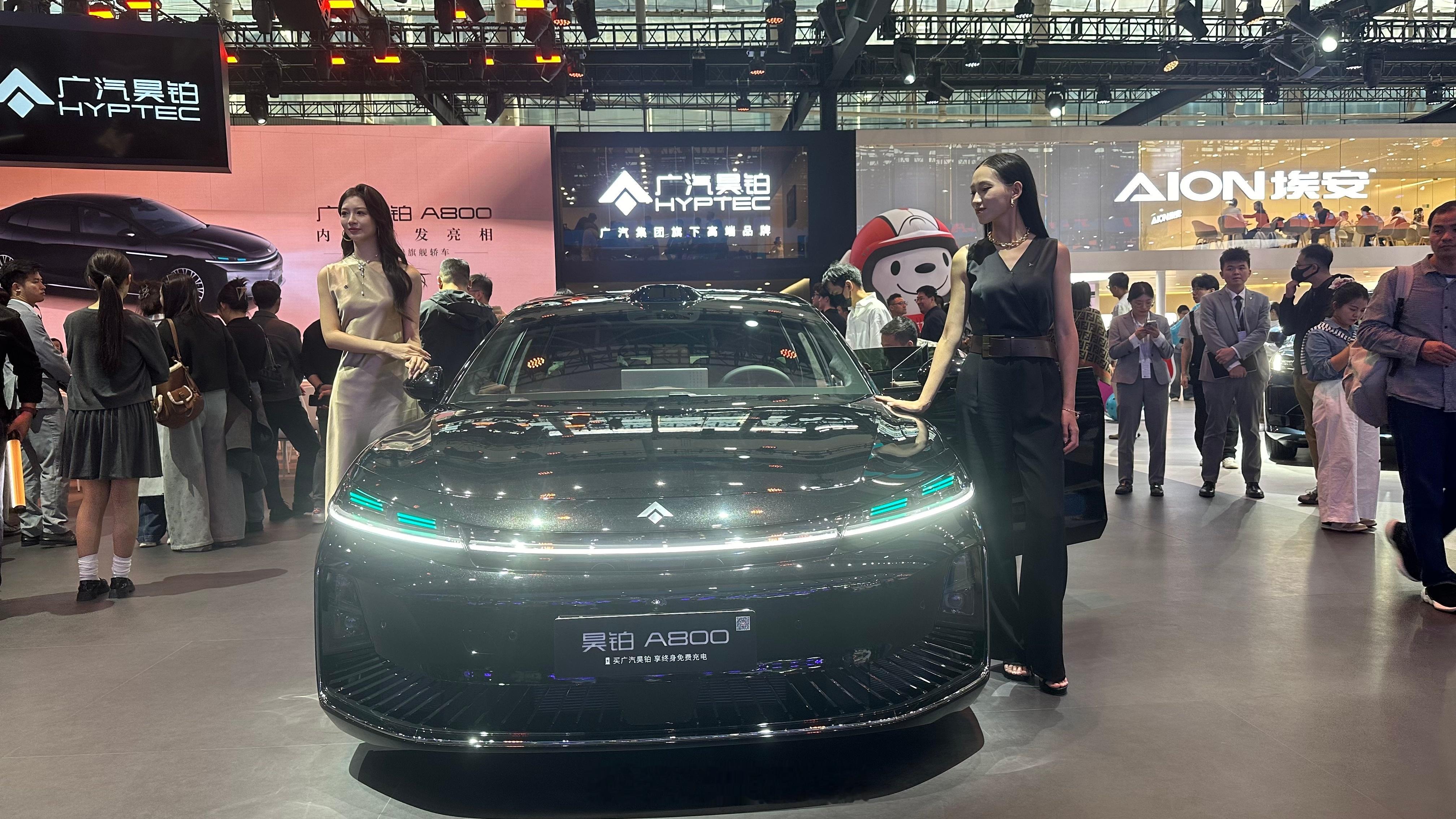 11月21日广州车展，广汽昊铂携“华系双智旗舰轿车”昊铂A800全球内饰首发。昊