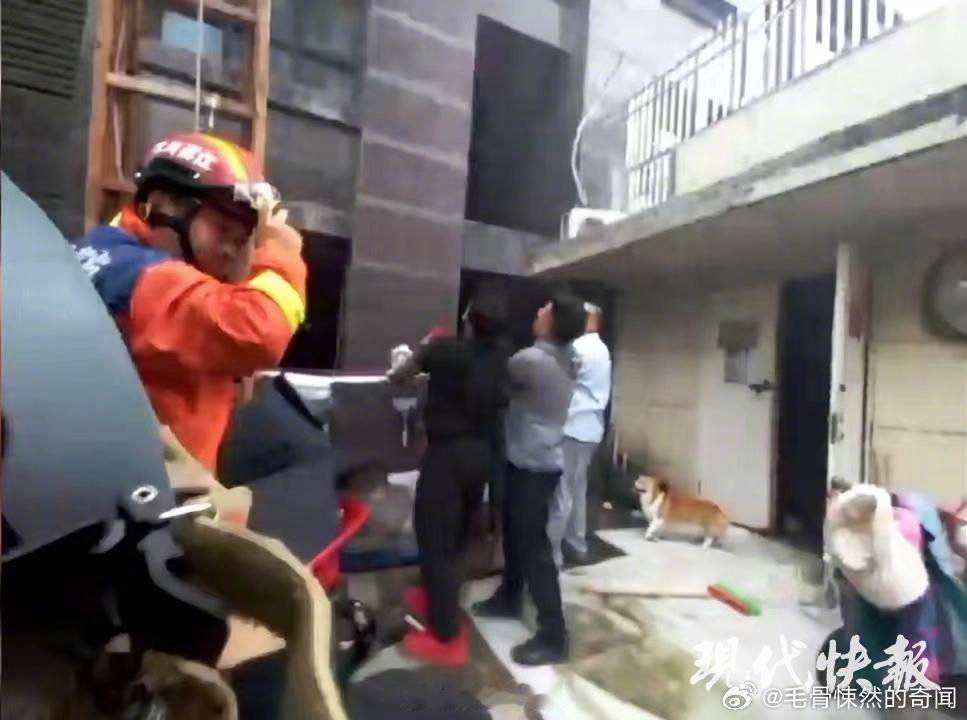 连云港消防回应火灾母女坠楼  确实没地方设置气垫，下面还真有群众在拉床单，只可惜