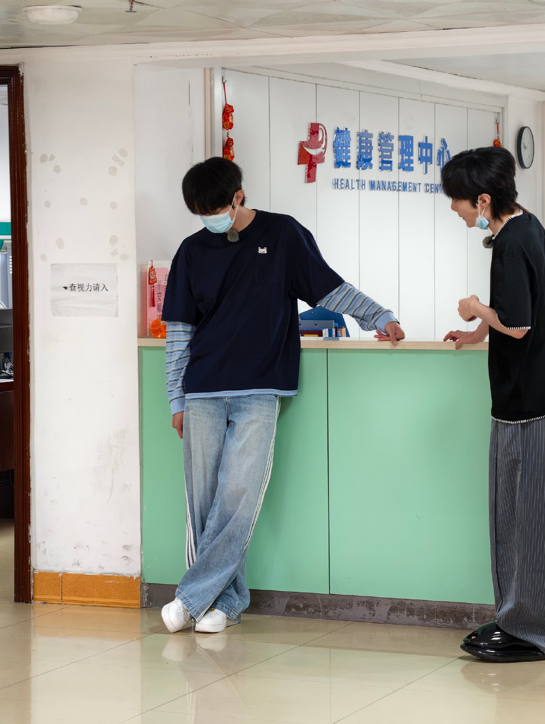 偶遇曹恩齐去医院新鲜路透曝光！曹恩齐现身医院录制，餐饮综艺岗前体检流程实拍 