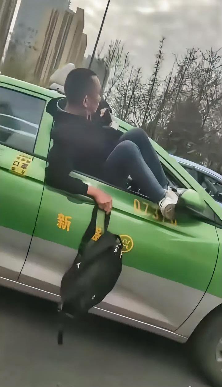 路上遇到这一幕，大家觉得这是乘客逃单被司机抓住了？还是司机拒载乘客强行上车？
主