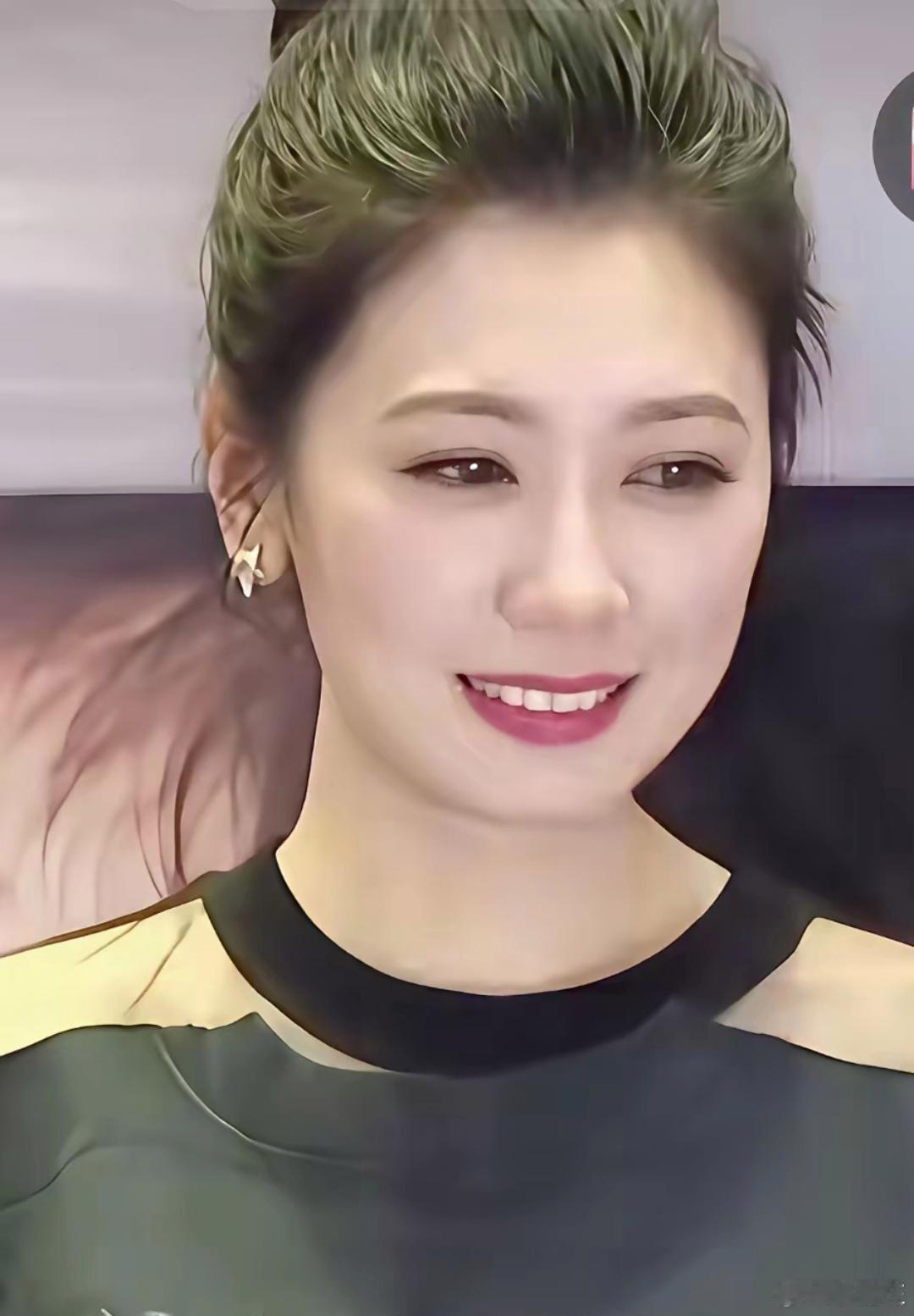 贾静雯真的越老越有气质与韵味，岁月仿佛格外温柔 