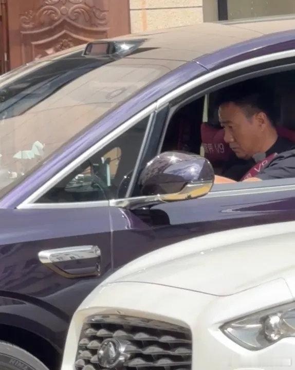 胡军车打不着了怎么这么多笑料啊我说！胡军接陈哲远的车打不着了胡军去接陈哲远车打不