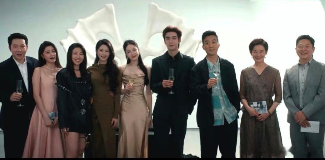 合照里个个都是一对，除了经纪人雀茶腰上的手好像是余蓉的🤭我就说这对好磕吧 