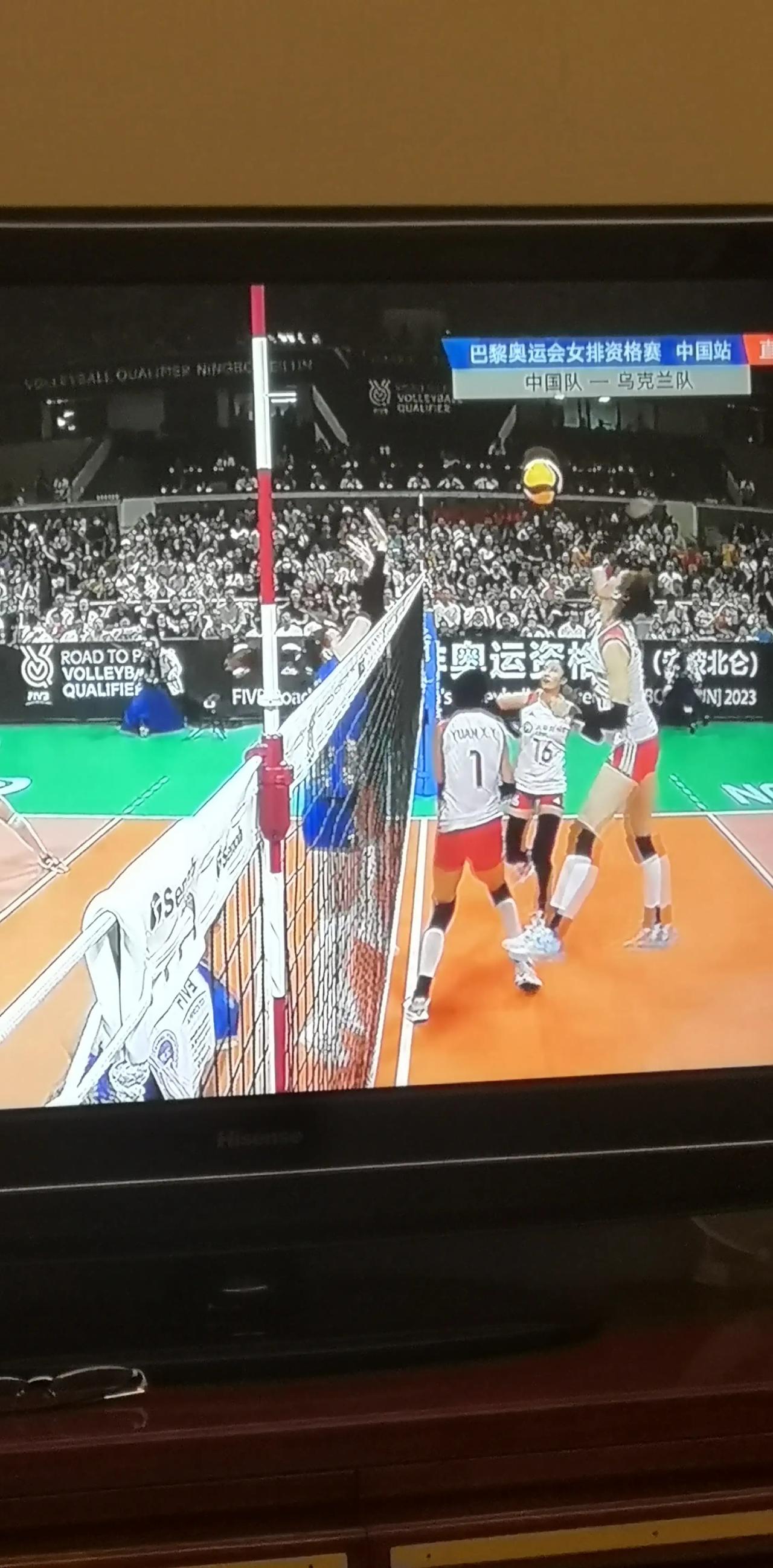 女排奥运会资格赛A组昨日战报：
A组是中国女排所在的小组，共有8支球队。9月16