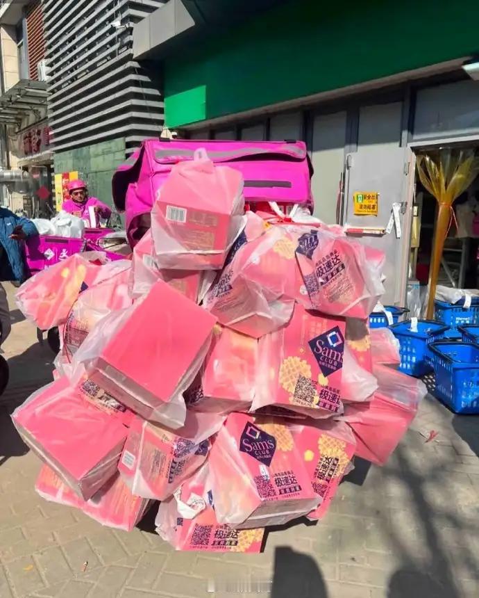 山姆再次登上热搜，这次不是因为价格，也不是商品质量，而是因为一场“场面太夸张”的