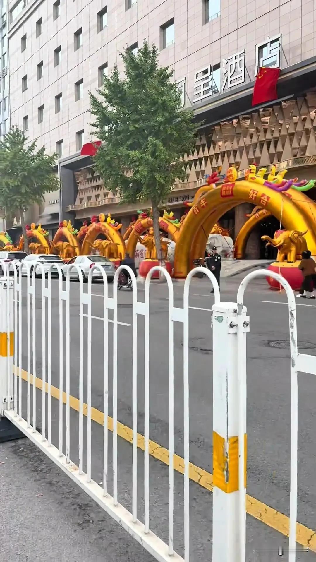 目睹这恢宏场面，便能笃定，明年新生儿定会增多。在山西太原的一家酒店，新婚之事扎堆